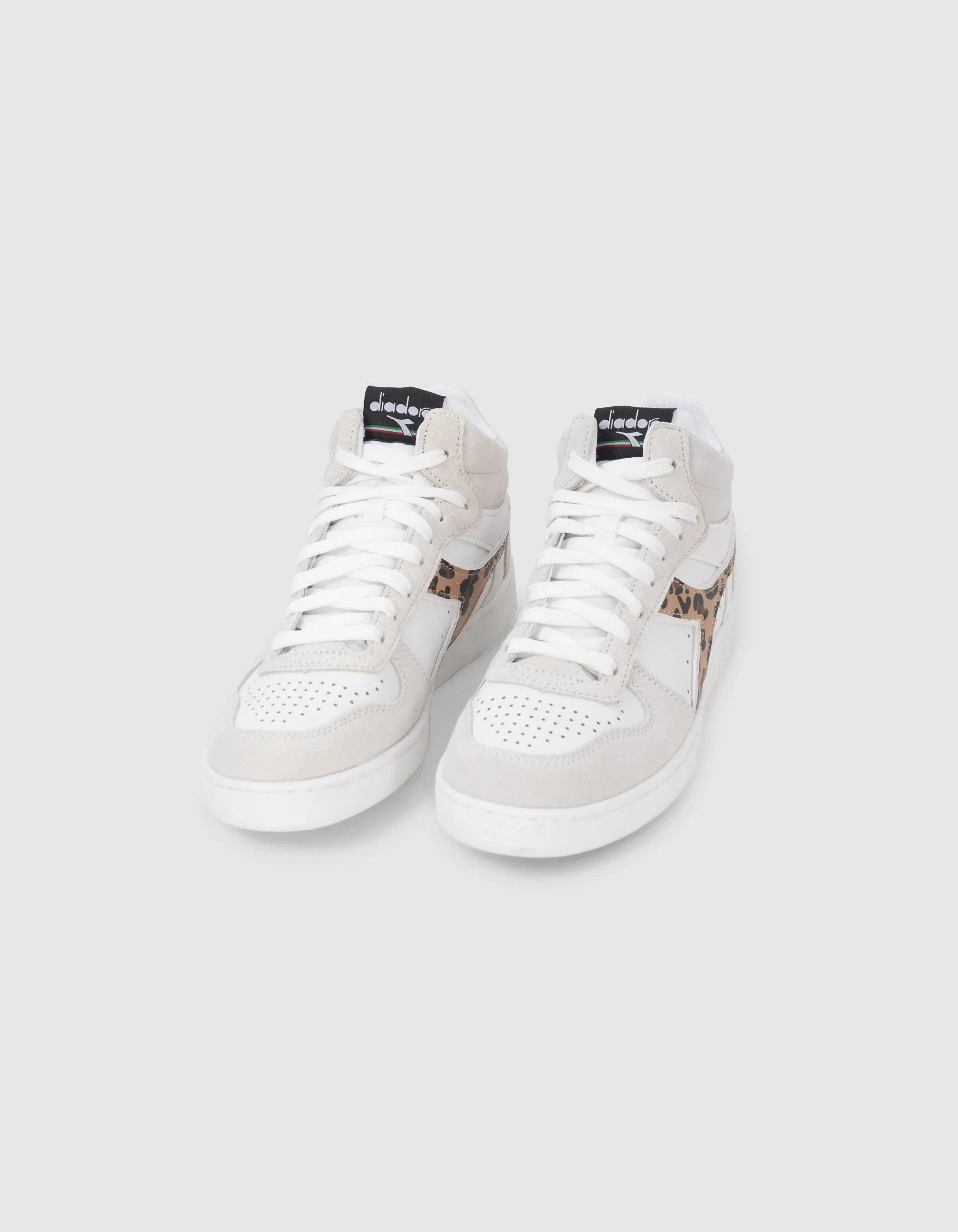 Baskets tendance femme blanches avec motif léopard de la marque Diadora®