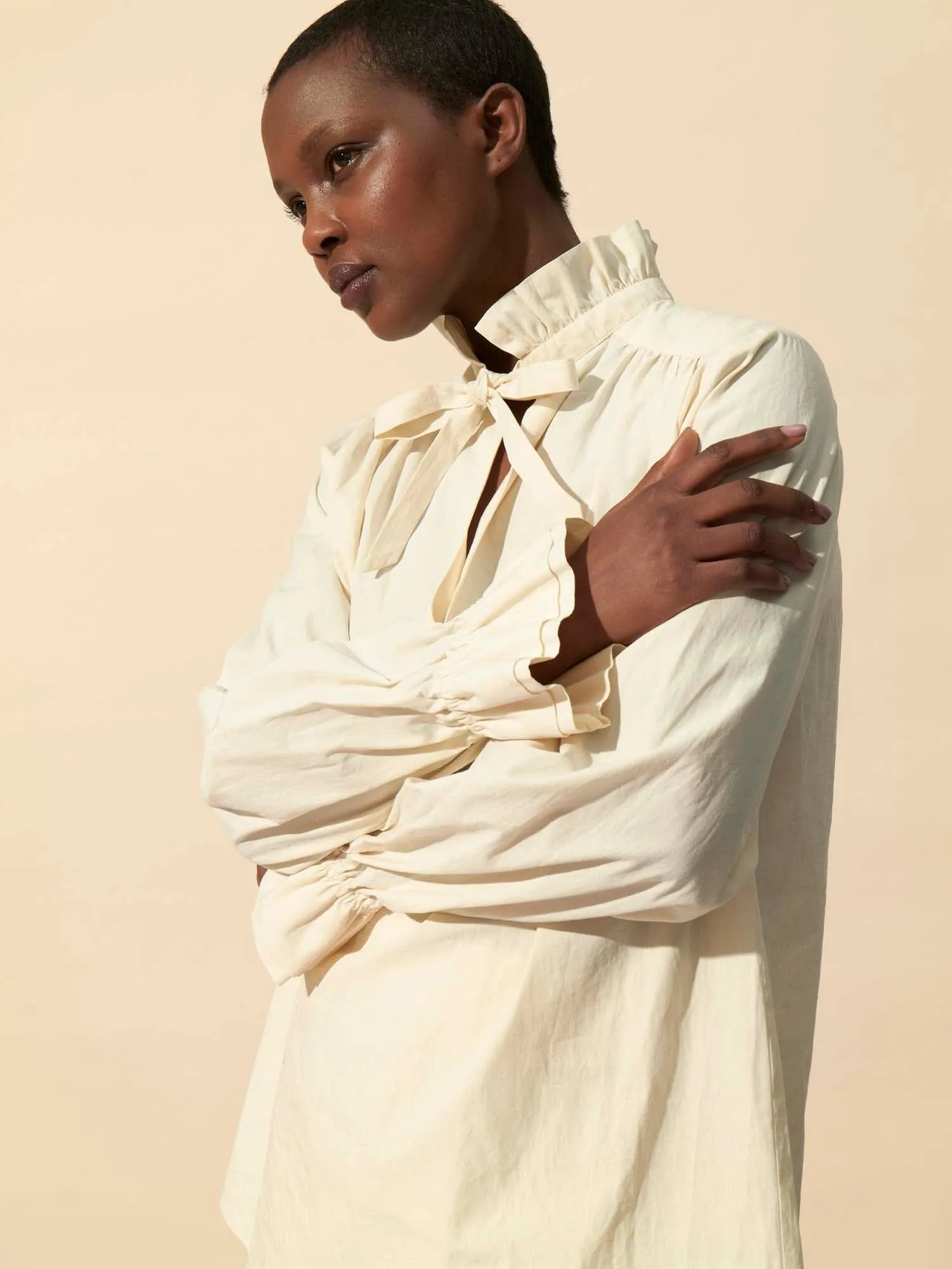 CASTIGLIONE - Chemise manches ballons col montant froncé à nouer en coton froissé Ecru