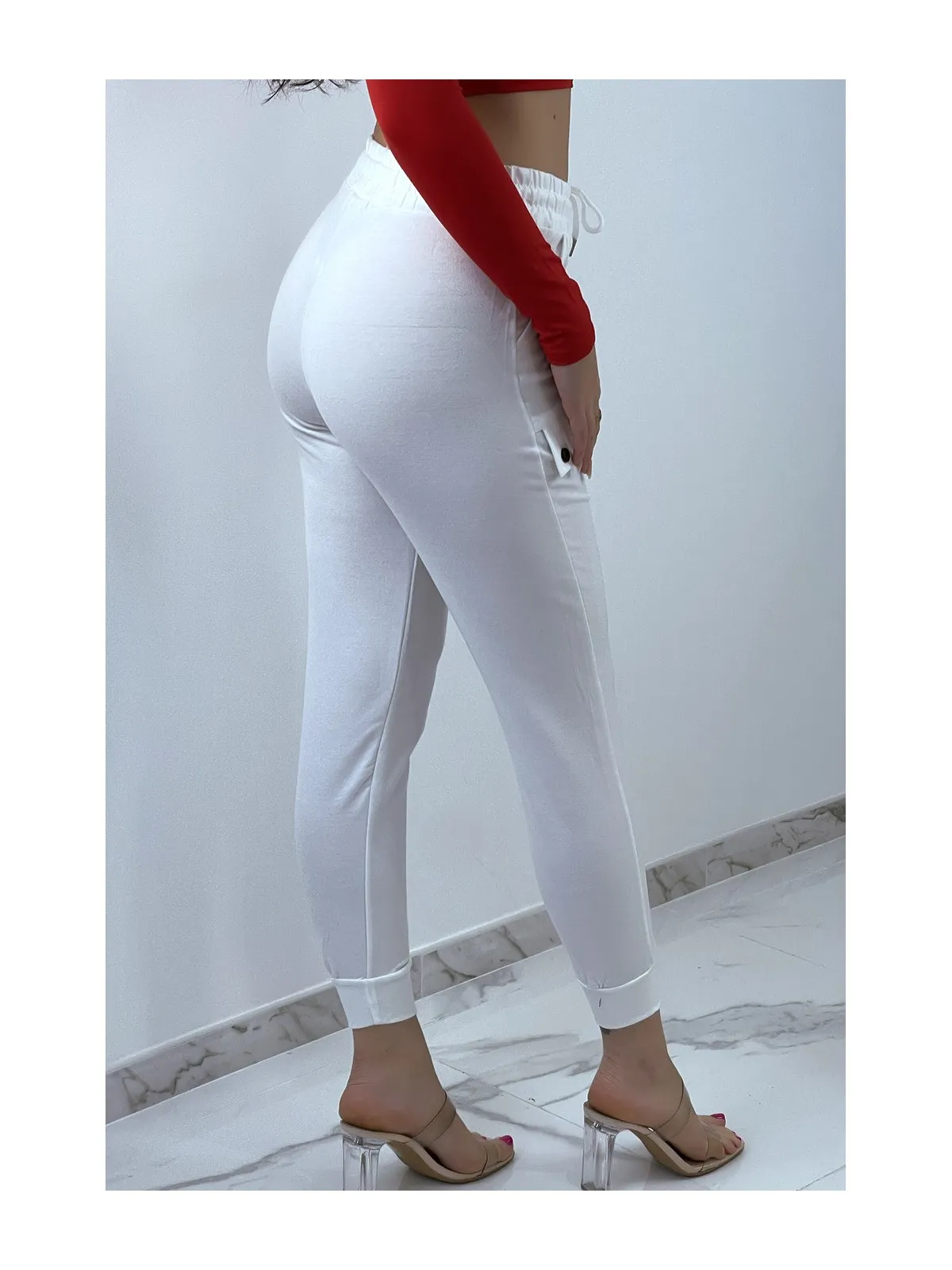 White high-waisted jogging pants with pockets.
