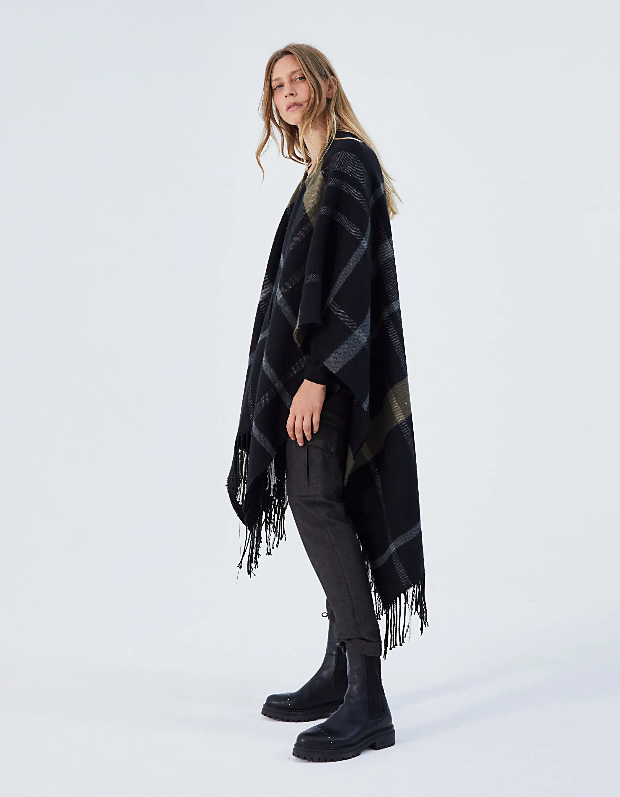Poncho à carreaux noir bords frangés femme